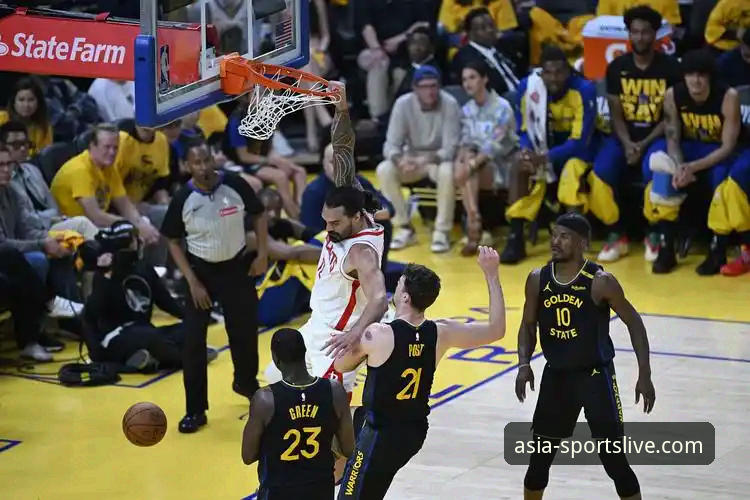 NBA常规赛最新动态：火箭遭尼克斯18分大逆转，末节崩盘引深思